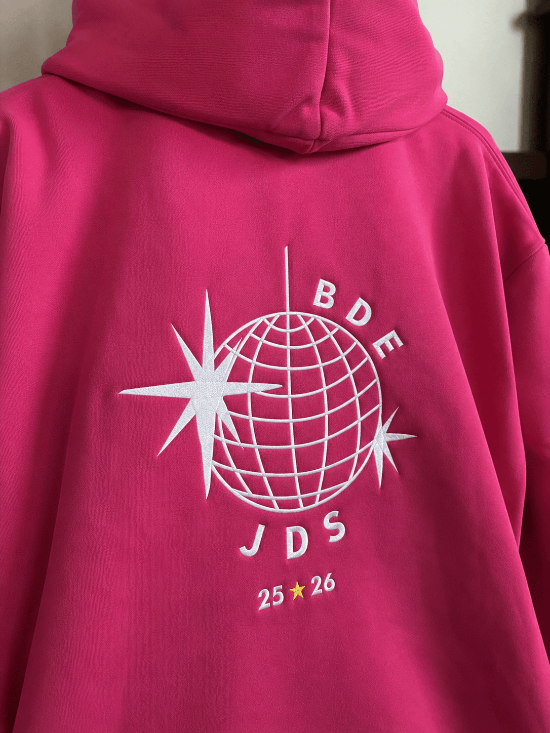 Pulls de promo Janson de Sailly, hoodie rose brodé BDE JDS 25-26